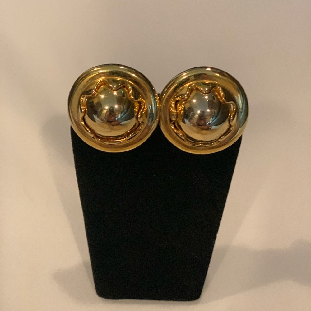 Clip on vintage mixed gold earrings.